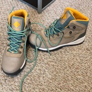 Women’s Columbia Hiking boots (Newton Ridge Lt WP)